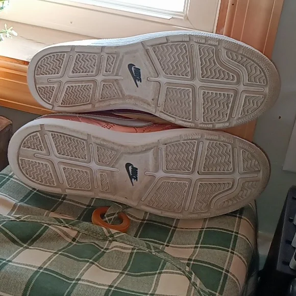Ready To Wear! Women's Size 8 Rose Gold Silver Nike Sneakers Shoes - Picture 5 of 6